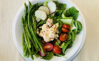 Diétás spárga saláta tonhallal tányéron