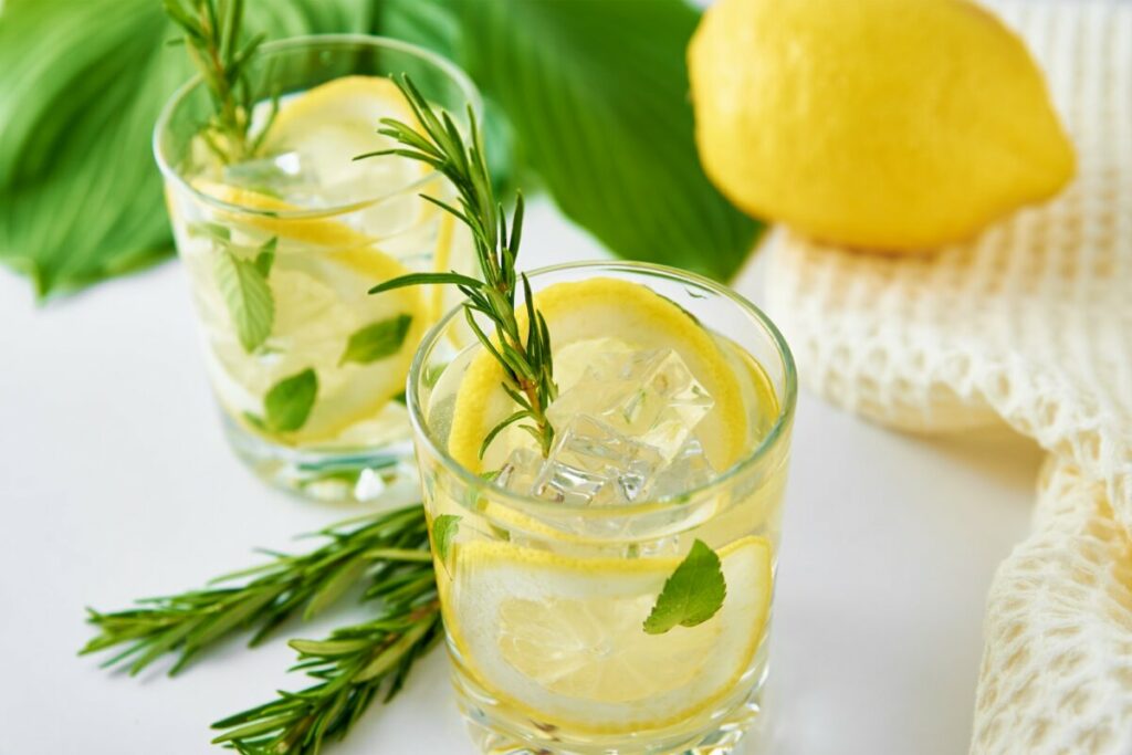 citromszeletek két pohár italban 