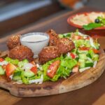 Falafel salátával fatálon