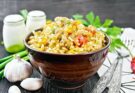 húsos quinoa tál zöldségekkel asztalon