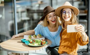 Barátnők kicsattannak az egészségtől miközben egészésges ételt fogyasztanak