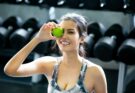 nő edzőteremben almával