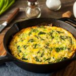 fritatta serpenyőben asztalon