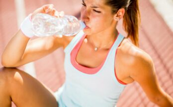 sportos fiatal nő pihen és vizet iszik